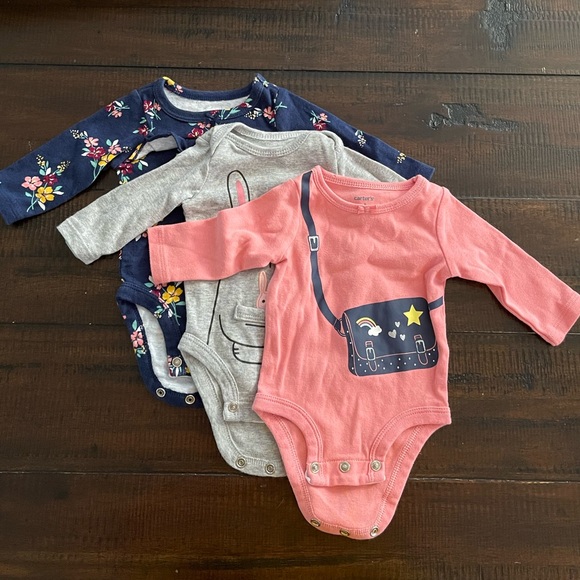 4 /$20 LOT of 3 Carter’s long sleeve onesies Newborn - Picture 1 of 4